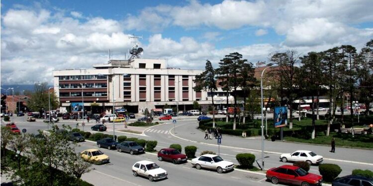Mëngjesi nis me dhunë e kërcënime në Gjakovë, burri kap për fyti një person posa del nga furra e bukës
