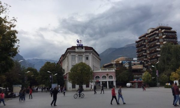 Burrë e grua në Pejë rrahen mes vete derisa udhëtojnë, njëri bëhet për spital