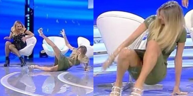 Moment i sikletshëm, gazetarja rrëzohet në studio (video)