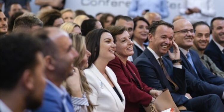 Deputetja e “GUXO” krahë për krahë Ramush Haradinajt