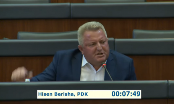 Hisen Berisha nervozohet me partinë e vet “Ju të PDK-së bëni qetësi atje”