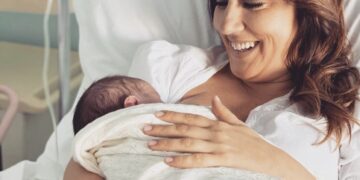 Moderatorja Arbana Osmani bëhet nënë për herë të tretë, vajzën e quan Zoi