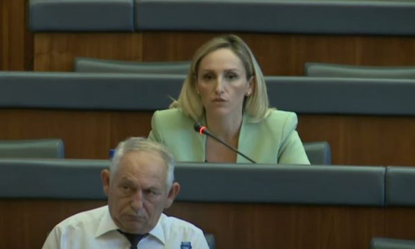 Përjashtimi i mësueses me mbulesë, reagon deputetja e AAK-së nga Suhareka