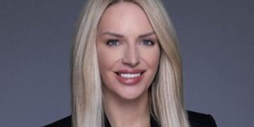 E pushoi nga puna se nuk i bëri kafen, avokatja e punëson ish-shefin si shërbëtor në kompaninë e saj