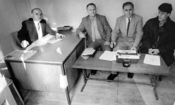 Fotografi e papublikuar më parë, Hashim Thaçi në zyret e BSPK-së në vitin 1992