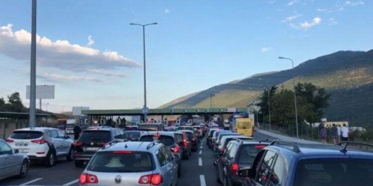 Pritjet në Merdarë mbi një orë, në pikat e tjera kufitare nuk ka pritje