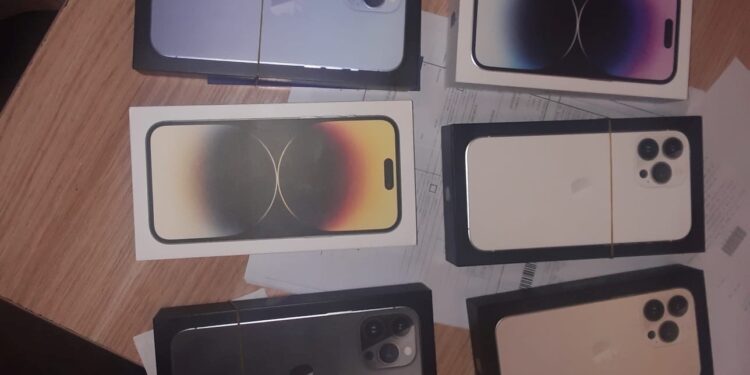 Dogana konfiskon 10 Iphone të sapo dalë në treg