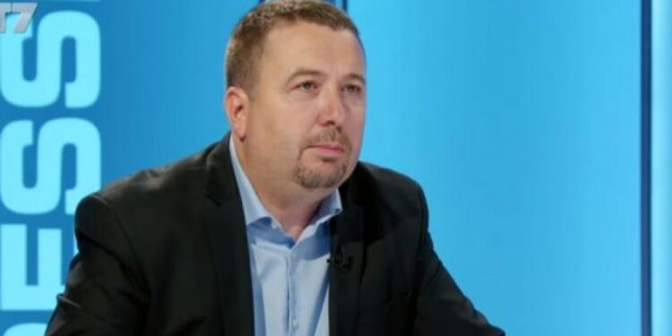 Latifi thotë se FSK do të duhej ta toleronte të riun nga Gjilani shkaku i përmbajtjes së tatuazhit