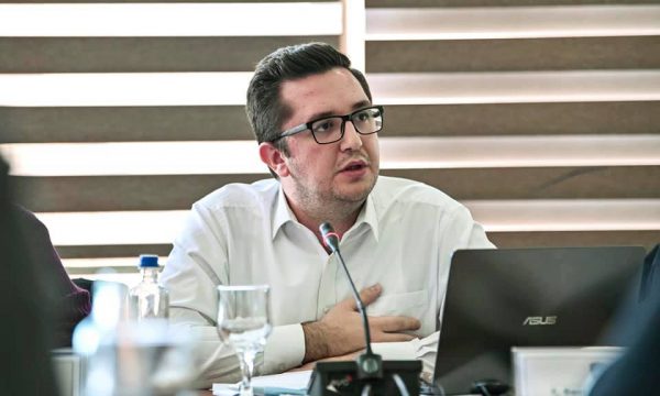 Deputeti i LDK-së: Qeveria s’i ka procesuar rrogat sot edhe pse i ka 800 milionë euro në bankë