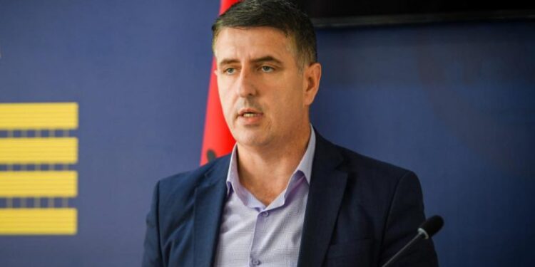 Drejtori i Arsimit në Podujevë: Nga nesër prindërit t’i dërgojnë fëmijët në shkollë