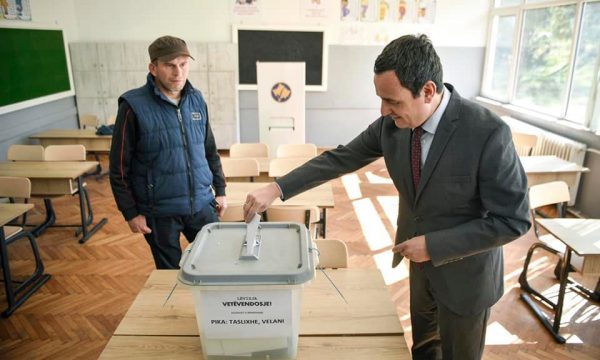 Kurti i fton anëtarët e partisë që të votojnë: Le të bëhemi më të mirë se vetja