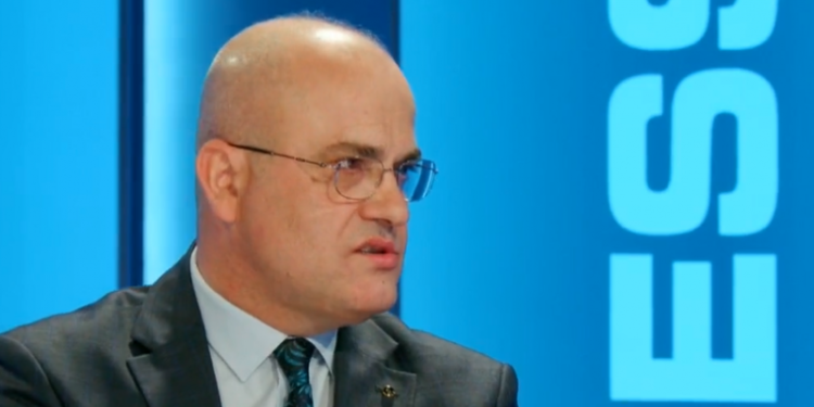 Haxhi Avdyli befason me deklaratën: Pagat e mësuesve në Kosovë, të njëjta si në disa shtete të BE’së