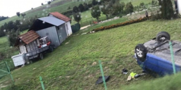 Nga aksidenti në trafik, vetura përfundon në oborrin e një shtëpie