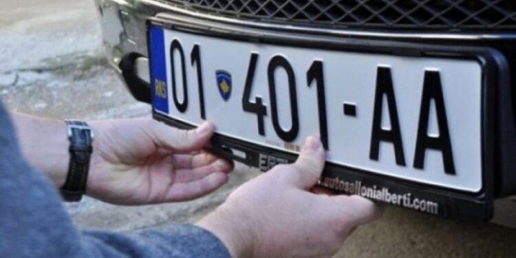 Qeveria zgjat deri më 31 tetor afatin për ndërrimin e tabelave paralele në ato RKS