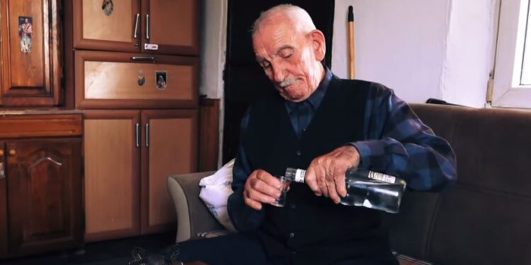 Njihuni me 93 vjeçarin nga Gjakova që e nis ditën me raki, vozitë veturë dhe është martuar për herë të tretë para dy vitesh