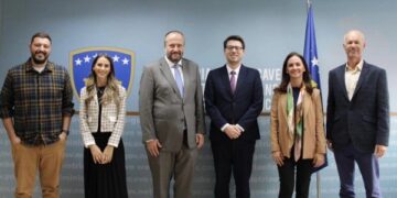 Ambasada Zvicerane shpalos platformën për punësimin e të rinjve