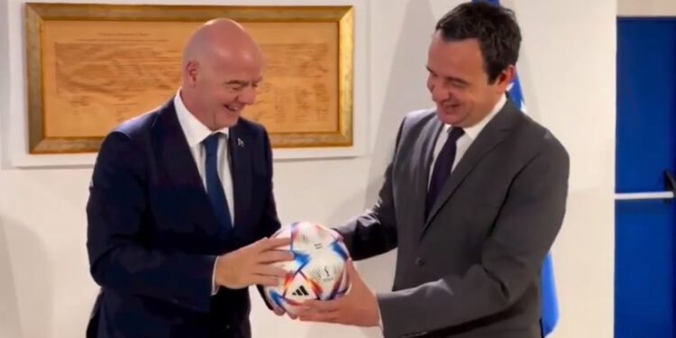 Shakaja e Kurtit me Infantinon që solli të qeshura: Kundërshtarët le të më godasin këtu!