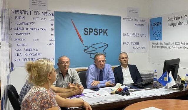 Sindikata e Punëtorëve të Sektorit Privat kërkon që qeveria t’i jap 50 euro shtesë punëtorëve