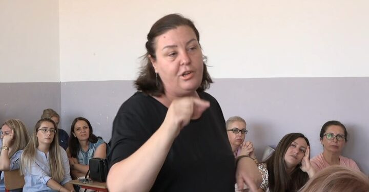 “Albin Kurti, zemra e Kosovës”, mësuesja që u tregua e ashpër me Jasharajn është mbështetëse e flaktë e kryeministrit