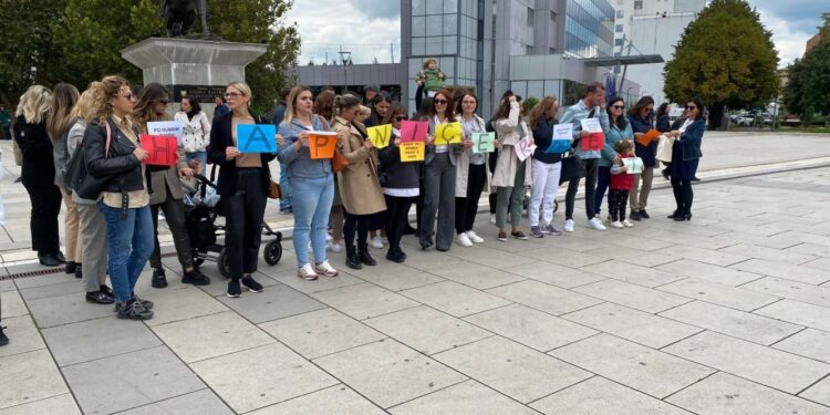 Protestojnë prindërit, kërkojnë hapjen e çerdheve