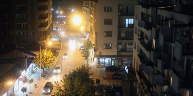 Përleshje masive afër një lokali në Gjakovë, gjashtë të arrestuar – Policia siguron pamjet