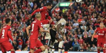 Liverpool, fitore me vështirësi kundër Ajax në Anfield
