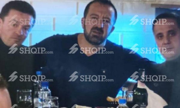 Driton Selmanajt i del një fotografi me Prekë Kodrën që u përmend si atentator i mundshëm i Kurtit