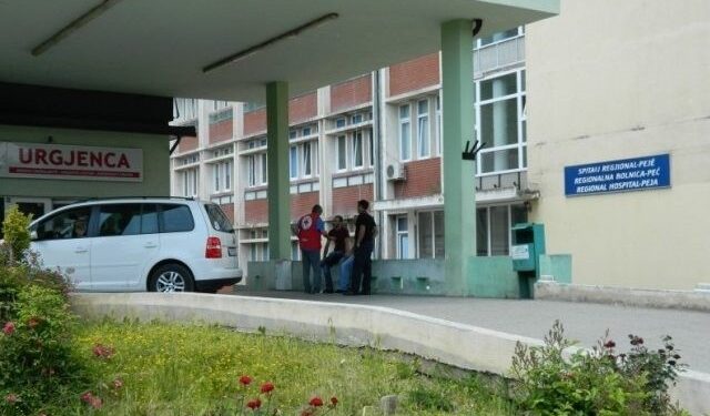 Pacientit që iu gjet mjeti shpërthyes u dërgua nga Istogu në Spitalin e Pejës, detaje të reja