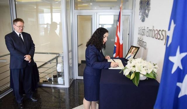 Vdekja e Elizabeth II, Osmani nënshkruhet në Librin e Ngushëllimeve