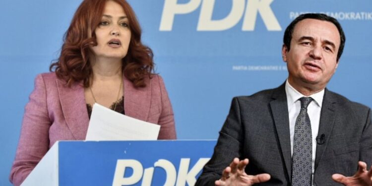 Hoxha: Kurti po merr vendime pa tru, ju shpalli luftë mësimdhënsëve dhe i la pa paga
