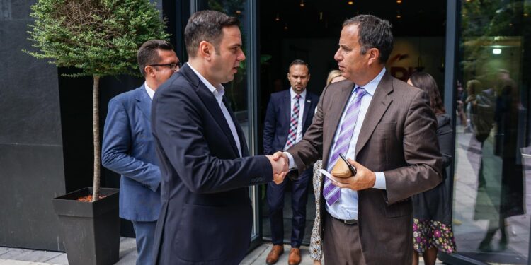 Abdixhiku takohet me drejtorin rajonal të NDI-së, flasin për zhvillimet politike në vend