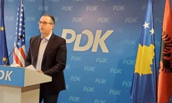 Zyrtari i PDK-së i reagon ashpër Elvis Hoxhës: Fashist, Rrahman Jasharajn e ka rrahur policia serbe