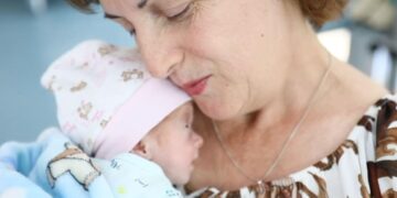 52-vjeçarja nga Prishtina bëhet nënë për herë të parë (VIDEO)