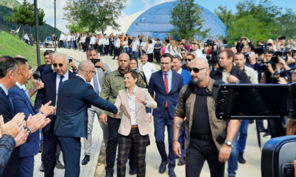 Bërnabiq mbërrin në Mitrovicë, serbët e presin me pankarta