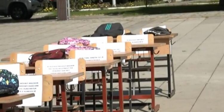 “Fëmijët në shkolla”, vendosen banka dhe karrige të zbrazëta afër qeverisë