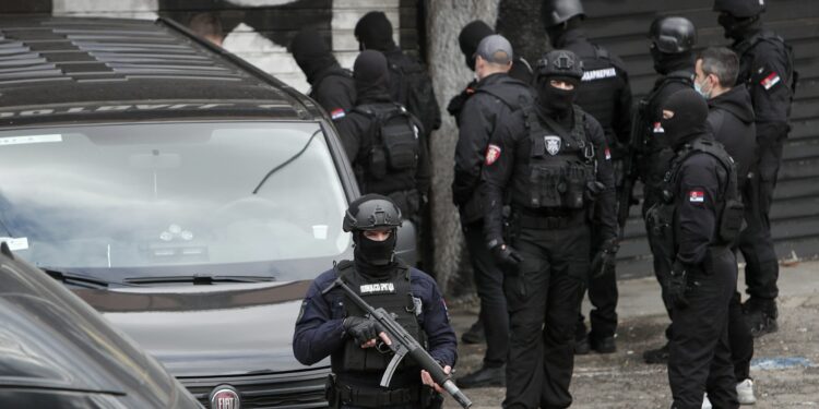 Ministria serbe thotë se ka kapur drogë që u fut nga Kosova në makinën me shenja “OSBE”, 5 të arrestuar