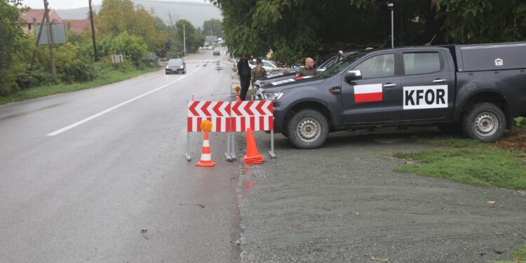 Rruga që të shpie për në Zveçan, po mbikëqyret nga ushtarët polakë