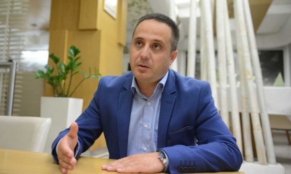 Selmanaj sqaron fotografinë me snajperistin që dyshohej se planifikoi atentat ndaj Kurtit