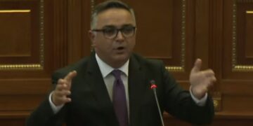 Tahiri: Qeveria po e ndan popullin “kush është me Albin Kurtin e kush me Rrahman Jasharajn”