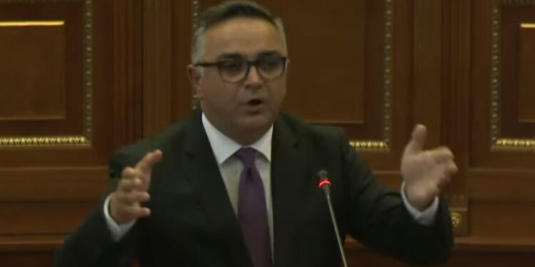 Tahiri: Qeveria po e ndan popullin “kush është me Albin Kurtin e kush me Rrahman Jasharajn”