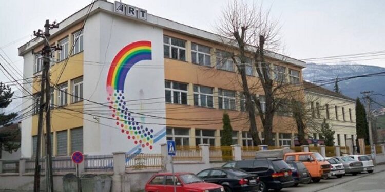 Nga e hëna nis mësimi edhe në një shkollë në Pejë