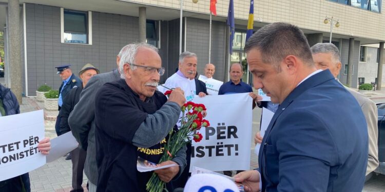 Pensionistët i presin me lule e pankarta deputetët, kjo është kërkesa e tyre