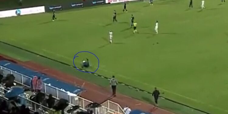 Momenti kur Ismet Munishi rrëshqet gjatë ndeshjes