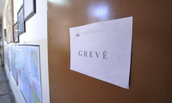 SBASHK: Qeveria po përçan mësimdhënësit, ata që ia nisën mësimit po ia bëjnë qejfin pushtetit