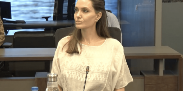 Angelina Jolie vizitoi Pakistanin pas përmbytjeve: Nuk kam parë kurrë diçka të tillë, zemra ime është me ju në këtë kohë
