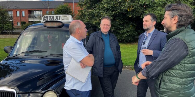 Ambasadori britanik i shëtit në Belfast Ramën e Çekun, pak para ndeshjes Kosovë-Irlandë e Veriut