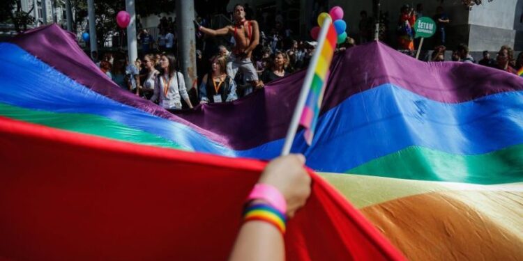 ‘Ishin 12 burra veshur me të zeza’, gazetari shqiptar tregon si ndodhi sulmi në paradën e LGBT në Beograd