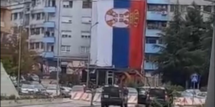 KFOR-i largon flamurin e madh serb që u vendos si provokim nga strukturat paralele