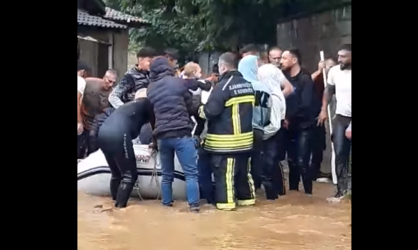 Gjakova në gjendje të rëndë pas vërshimeve/ Spitali i përmbytur, zjarrëfikësit fillojnë evakuimet në rrugë