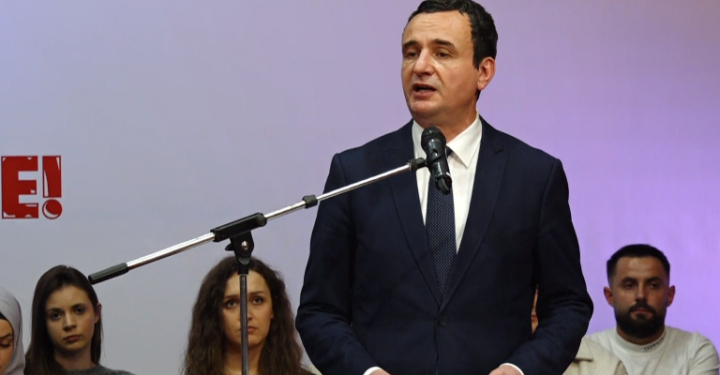 Kurti në rolin e profesorit, thotë se aktivistët nuk po mësojnë aq shumë në shtëpi